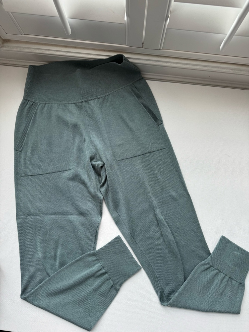 Women’s Athleta Knit Jogger Pants Sage Green Lounge Travel Athleisure Size M